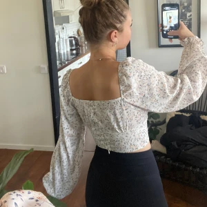 Topp - Blommig topp från shein, säljer då den inte kommit till användning så mycket. Den har en dragkedja bak💞lämna gärna prisförslag då jag vill få allt sålt!