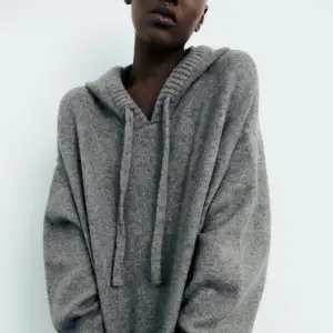 Säljer denna oversize stickade hoodien från Zara i nästan nyskick använd fåtal gånger🩷Köpte för 400kr