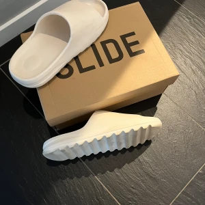 Yeezy slides  - Säljer dessa yeezy slides i storlek 43 Bra skicka 