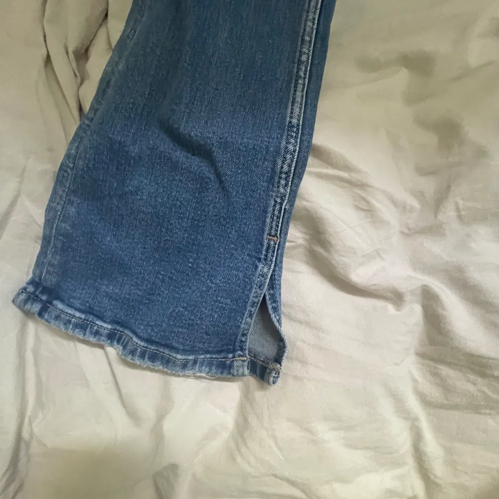 Jeans i storlek 158 i en jättefin blå färg!! Bootcut med en slits längst ner vilket ger en extra detalj!! Superfina men tyvärr lite korta för mig nu, går att dra åt i midjan 😇😇😇. Jeans & Byxor.