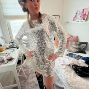 Party klänning - Säljer denna snygga glitter klänning från hm!! Super cool till fest, nyår eller liknande sammanhang💃🏼🪩Använt en enda gång på studentskiva🙏🏼
