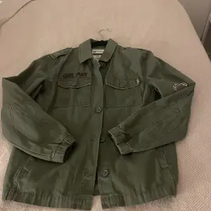 Säljer denna unika jackan ifrån hm! Den är i storleken 152 men passar 100% xss-xs!