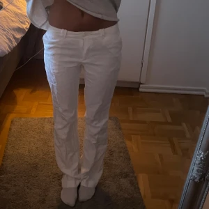 Lowwaist utsvängda linnebyxor  - Perfekta byxorna till i sommar, super bra skick och skit snygga. Köpta för 700 och jag har aldrig använt dom.