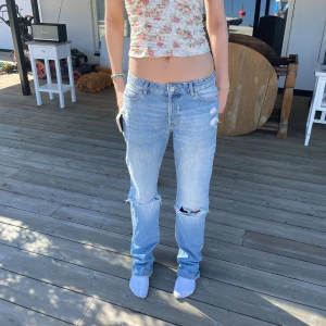 Zara jeans med hål - Storlek 38, bra skick