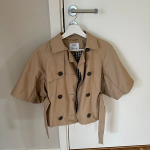 Trekvartsärmad trench - Trekvartsärmad trench. Bra skick. Hör av er för fler bilder