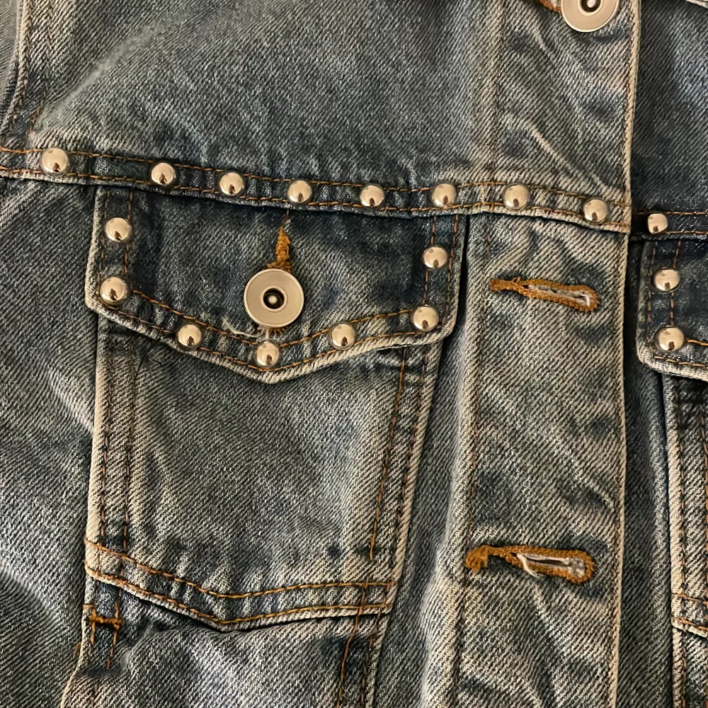 Säljer denna väldigt coola jeans jackan! Är köpt från ett vintage märke för några år sedan. Aldrig används. Jackan är väldigt liten i storleken så den passar mig som har 152-xs!. Jackor.
