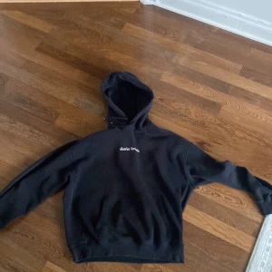 District fortysix hoodie svart  - Small med litet håll på armen  jätte litet men annars i bra skick 