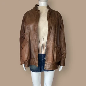 Vintage Saki Läderjacka  - I fint skick för att vara gammal. Lädret har fått lite fade på olika ställen. Dockan använder storlek XS. 