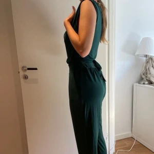 Grön jumpsuit🫒✅ - Grön jumpsuit i storlek 36/38 aldrig använd🫒🌿 