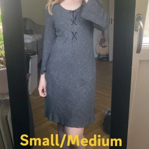 🪭Oversized, mjuk klänning - Jätte skön klänning i 50% polyester 50% viskos. Jag har storlek XS-S och är 156cm. Denna S klänning är lite stor på mig, jag gillar tightare. Jag tror det kan passa M med eftersom den är oversize. Tar Swish :)