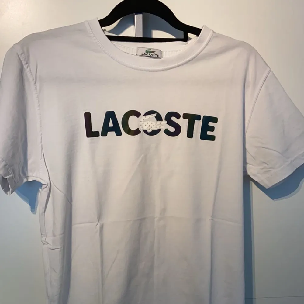 Tjena, jag säljer en oanvänd Lacoste tshirt. Vid frågor eller funderingar så är det bara att höra av sig. / D. T-shirts.