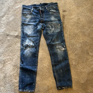 Dsquard - Tja säljer nu dessa dsquared jeans då dom har blivit för små för mig. Jeansen är i mycket bra skick. Vid minsta frågor eller funderingar är det bara att höra av sig. 