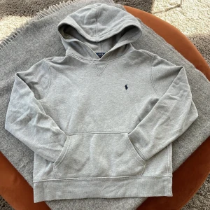 Ralph lauren hoodie - En rätt så använd ralph lauren hoodie 7.5/10 skick Köpt för rätt så länge sedan så det är en gammal model på tröjan. Hör av dig med frågor