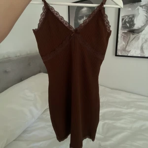 Klänning ifrån hm - Säljer denna fina klänning från hm!! Finns inga tecken på användning använd endast fåtal gånger💓