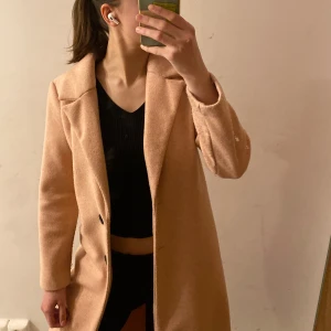 Zara Kappa - En super söt rosa kappa från Zara💞färgen syns inte riktigt på bilden. Ganska lång men stilig. Knappt använd!