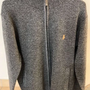 Polo Zip - Säljer nu en väldigt fin Polo zip till ett riktigt bra pris, skick 7/10 mer info eller bilder skriv!
