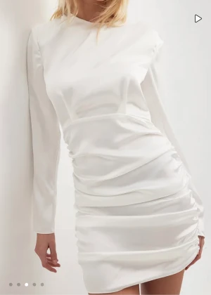 Vit silkeskläning - Säljer denna skitsnygga klänning från NAKD som nu är slutsåld på hemsidan. Säljer då den inte passade mig och han inte lämna tillbaka den.  Klänningen är i nyskick och köptes ursprungligen för 600 kr. 