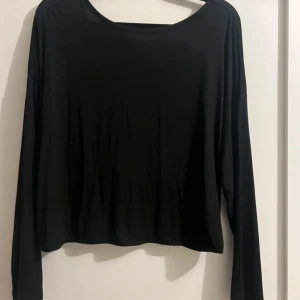 Tröja med öppen rygg - Tunnare tröja med öppen rygg, helt ny 