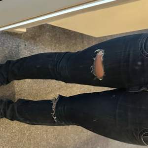 Jeans med hål men som är sönder mellan benen (skriv för bilder)💞