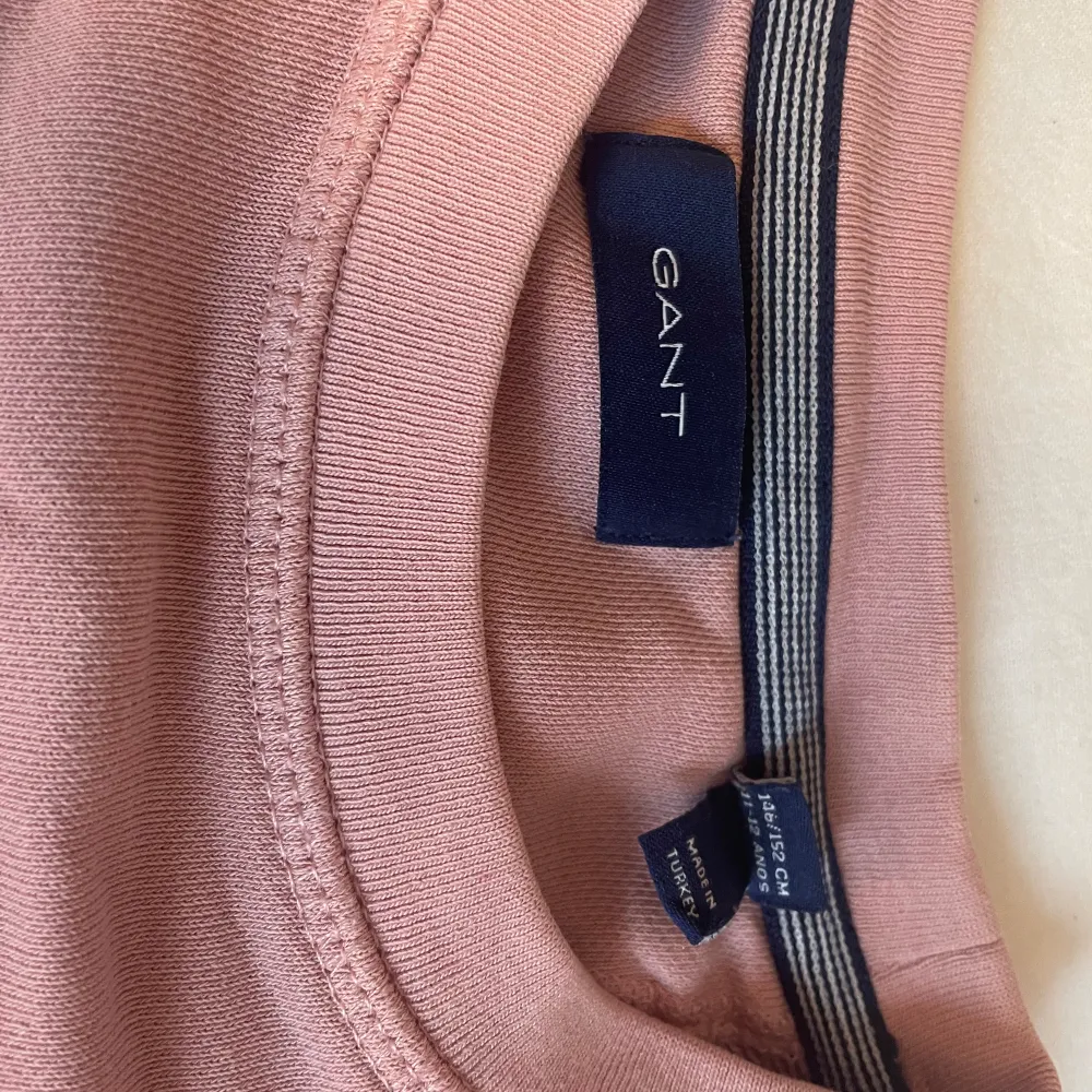 En rosa gant tröja i storlek 146/152 men är typ xs har dock en fläck. Hoodies.