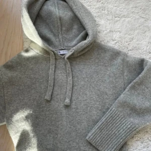 Zara stickad hoddie - Säljer nu min stickade hoddie från zara! Använd endast en gång så är som ny🙌🏼🙌🏼💘pris går alltid att diskuteras vid snabb affär!