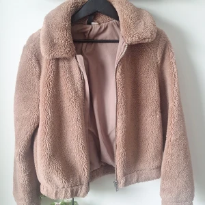 Teddy jacka - Storlek S, H&M, ny skick använt endast ett par gånger . Värmer super bra och kan has både under vintern och hösten den är så mysig och gosig