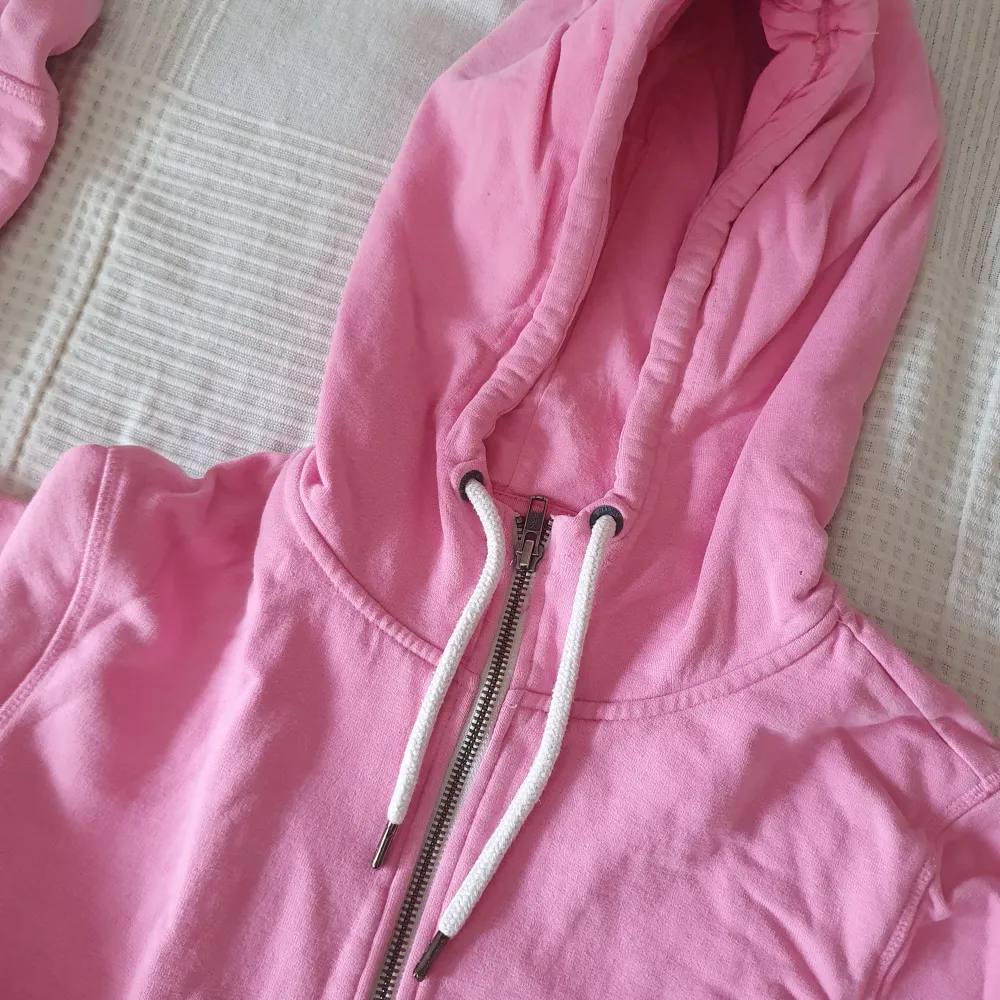 Snygg rosa hoodie. Hoodies.