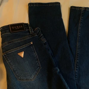 Nya Guess low waist straight leg jeans - Änvända en gång bara då de är för långa för mig har korta ben är 160. Storlek ser ni det är 24/ passar XS, väldigt fina med Guess detaljer köpt i Guess butik har prislappen kvar. Kan frakta eller mötas i Västerås. Nypris var ca 1000kr 