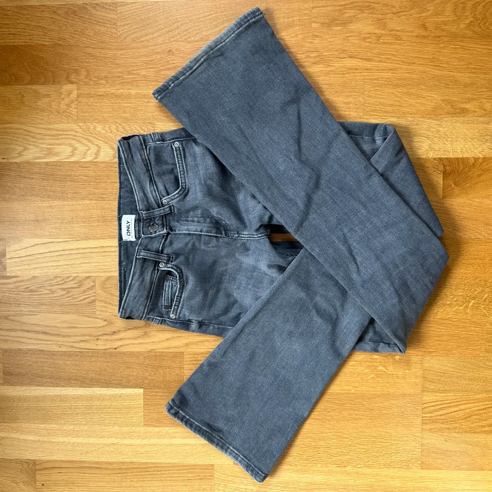 Supersnygga bootcut jeans som är oanvända pga att de är för små❤️ Stl XS eller 32, för specifika mått kom privat, eller om ni undrar något!. Jeans & Byxor.