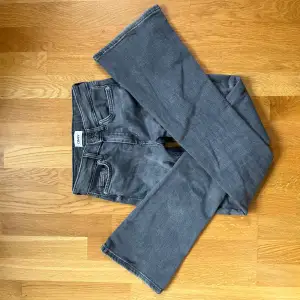 Supersnygga bootcut jeans som är oanvända pga att de är för små❤️ Stl XS eller 32, för specifika mått kom privat, eller om ni undrar något!