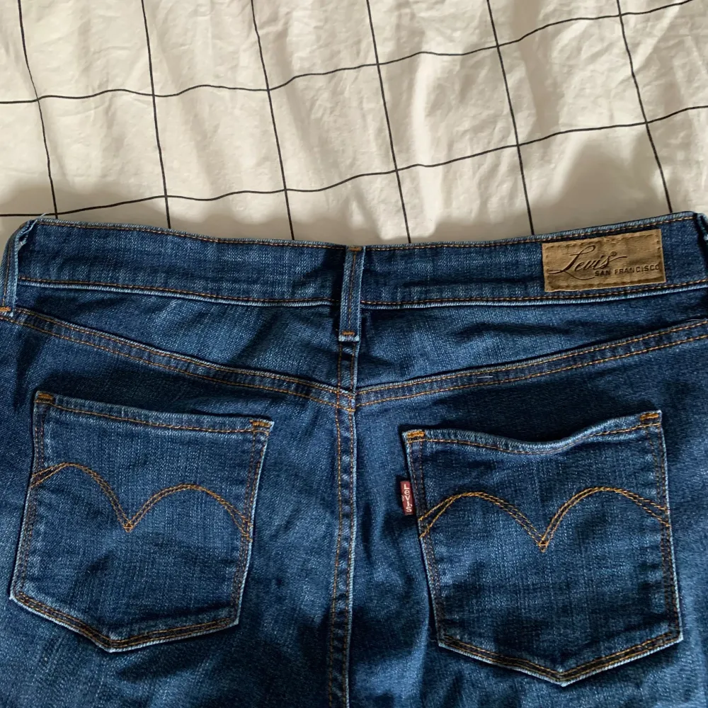 Supersnygga vintage levi’s i nyskick, inga defekter! De är lågmidjade och bootcut❤️. Jeans & Byxor.