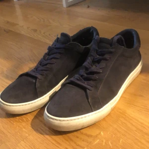 Les deux marinblå skor - Les deux skor som är i marinblå färg, rätt så använda därav det rätt så låga priset annars riktigt sköna och bra i storleken