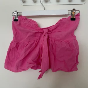 Bandeau topp - En rosa bandeau topp från SHEIN i storlek S/M. Silikon remsor i övre kanten.