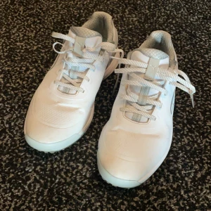 Sprillans nya golf skor från puma - Ett par golf skor i storlek 42 jag skulle säga att dom passar 40-41 eftersom dom är för små för mig och jag har storlek 42. Dom är helt nya använda 1 gång