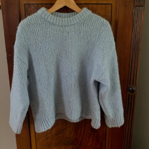 Stickad tröja MNG - Ljusblå basic stickad tröja från MANGO. Ganska loose fit. 