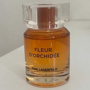 Säljer denna helt oanvända Carl Lagetfeld fleur d’orchidèe parfym. Den är i 50 ml, kontakta vid fler frågor! 🥰