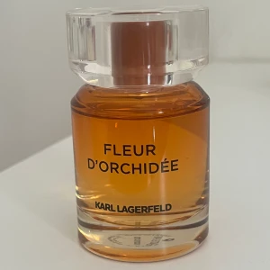 Carl Lagerfeld parfym - Säljer denna helt oanvända Carl Lagetfeld fleur d’orchidèe parfym. Den är i 50 ml, kontakta vid fler frågor! 🥰