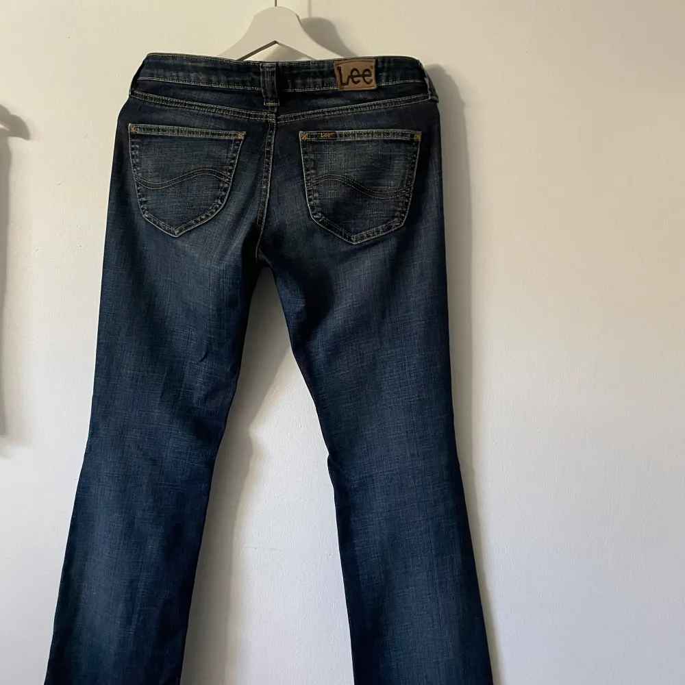 Snygga jeans från Lee men måste tyvärr sälja då de är för korta för mig Är lite osäker på storlek mer än W29 L31  Men det är bara skriva privat för mått!❣️. Jeans & Byxor.
