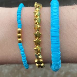 Stjärnfallsset i blå - Alla för 50kr eller… Blå claybeads armbandet för 30kr, blåa armbandet med guldkulor för 20kr och armbandet med guldstjärnor för 15kr. Skicka ett sms innan du köper, använd endast ”köp nu” 💘