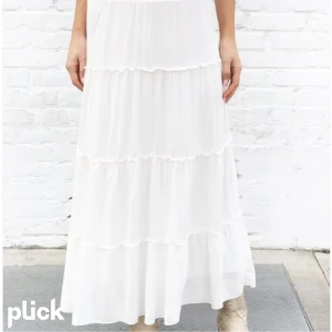 Vit lång kjol - Vit lång kjol från Brandy Melville! Använd, men inga defekter. Den är onesize, men skulle säga att den passar runt XS-S. Har dubbla lager tyg. Den är ca 86 cm (för referens är ja ca 164) 💞