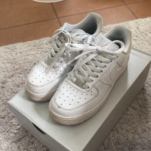 Air force 1 37,5 - Använda air force 1. Lite smutsiga men går att rengöra. Mina jeans har färgat av skorna lite så de därför dom är lite blå på några ställen, men de går säkert att rengöra. Kan bara mötas upp i Malmö och inte posta!