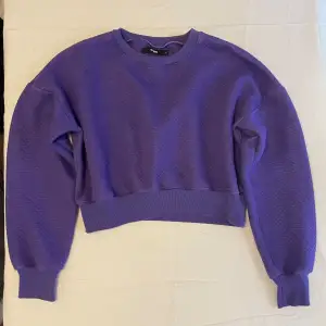 Super skön lila sweatshirt tröja från bikbok i storlek S. Använt få tal gånger, bra skick. 