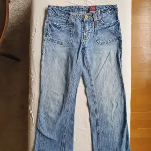 Supersnygga lågmidjade jeans i storlek 3 (ungefär 26 skulle jag säga). Klippta nedtill. Perfekta i längden för mig som är 157cm lång.
