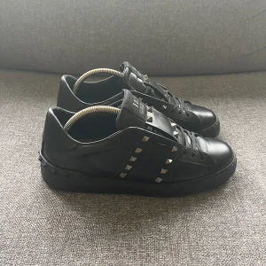 Valentino Rockstud - Säljer ett par sköna Valentino’s i storlek 41. Pris i butik 8000kr, mitt pris endast 1899kr! Nyskick, hörs i pm.