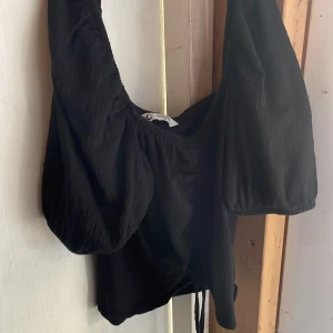 Svart Topp från Cubus  - Svart topp i storlek XS Fint skick Man kan ha de i olika längder beronde på hur mycket man dra i snörena 