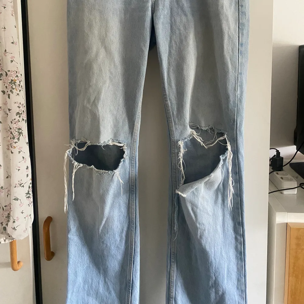 Ljusblåa jeans från Pull and bear i storlek 38. Dom är i bra skick men finns lite fläckar som man kan se på bilderna. Säljer då dom inte kommer till användning💕. Jeans & Byxor.