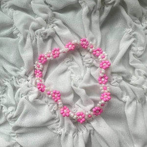 armband  - Somrigt fint armband som kan göras i alla färger. 35kr/st🌸💞💞