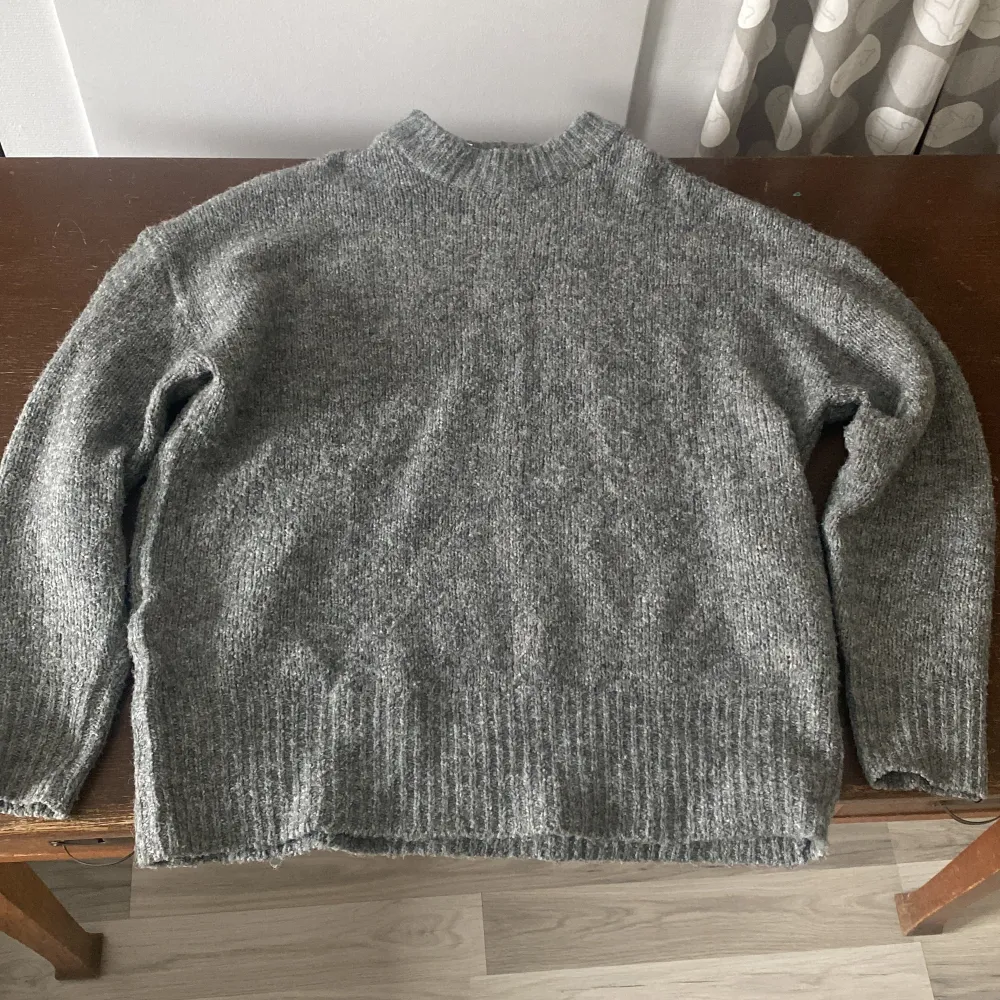 En grå stickad tröja från lager 157 i storlek S . Tröjor & Koftor.