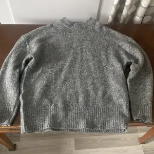 En grå stickad tröja från lager 157 i storlek S 