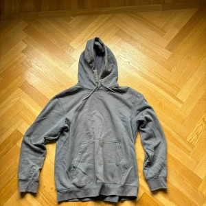 Weekday baggy lila/grå hoodie. - Bra skick inga skador.